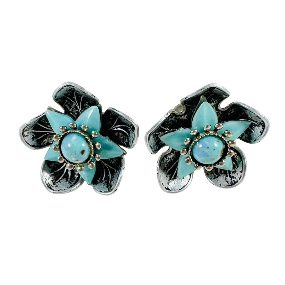 Beautiful vintage screw back earrings aqua Flowers with silver flowers